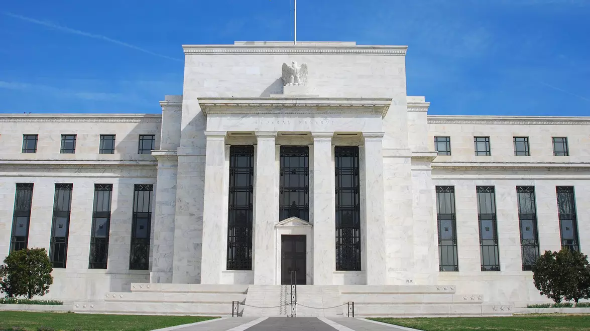 Fed menține dobânda în SUA la peste 3,50%. Inflația ridicată amână reducerea 