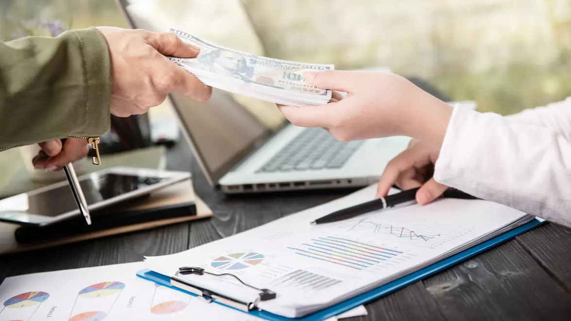 De ce salariile diferă între domenii. Productivitatea, competențele și puterea de negociere stabilesc cât este plătită munca