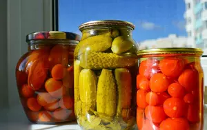 Paradoxul din cămară: Deficitul pe segmentul preparatelor din fructe și legume a depășit jumătate de miliard de euro. Producătorii locali vând de doar 434 de milioane