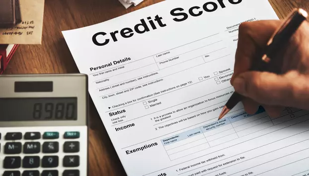 Ce este scorul de credit și cum îl îmbunătățești. Greșelile care îl pot distruge rapid, deși îți poate influența viitorul