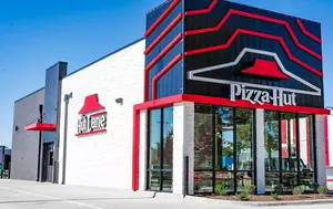Pizza Hut este vândută pentru 2,7 miliarde dolari. Compania care deține brandul recunoaște că a pierdut lupta cu livrările de mâncare