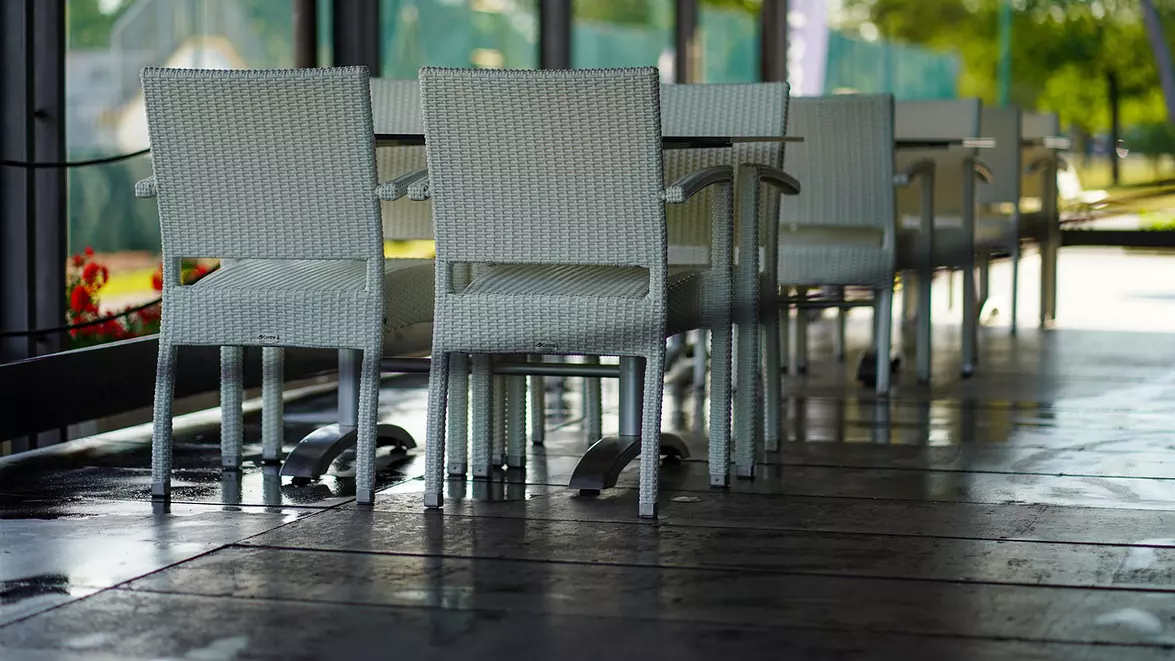 Serviciile destinate populației au coborât cu 9% în primele luni din an. Hotelurile și restaurantele au pierdut 11,6%