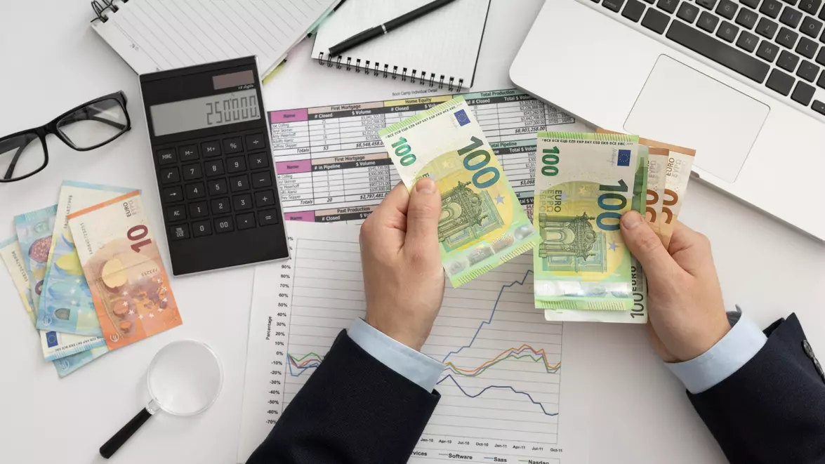 Salariul mediu net a ajuns la 5.734 de lei în iunie. Puterea de cumpărare a scăzut însă cu 6,3% într-un an