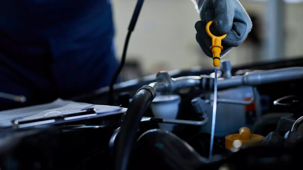 Marii producători auto schimbă formulele uleiurilor de motor, pentru a evita o criză. Materia primă s-a scumpit de aproape trei ori