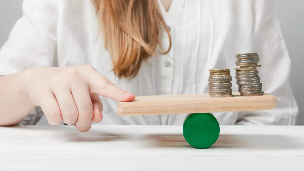 Creșteri salariale în martie 2026. IT-ul și industria tutunului rămân în top, însă salariile reale continuă să scadă