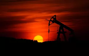 Prețul petrolului rămâne ridicat. Specialiștii avertizează asupra noilor riscuri inflaționiste