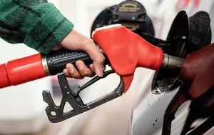Americanii au plătit cu 107 miliarde de dolari în plus pentru carburanți. Războiul cu Iranul alimentează scumpirile