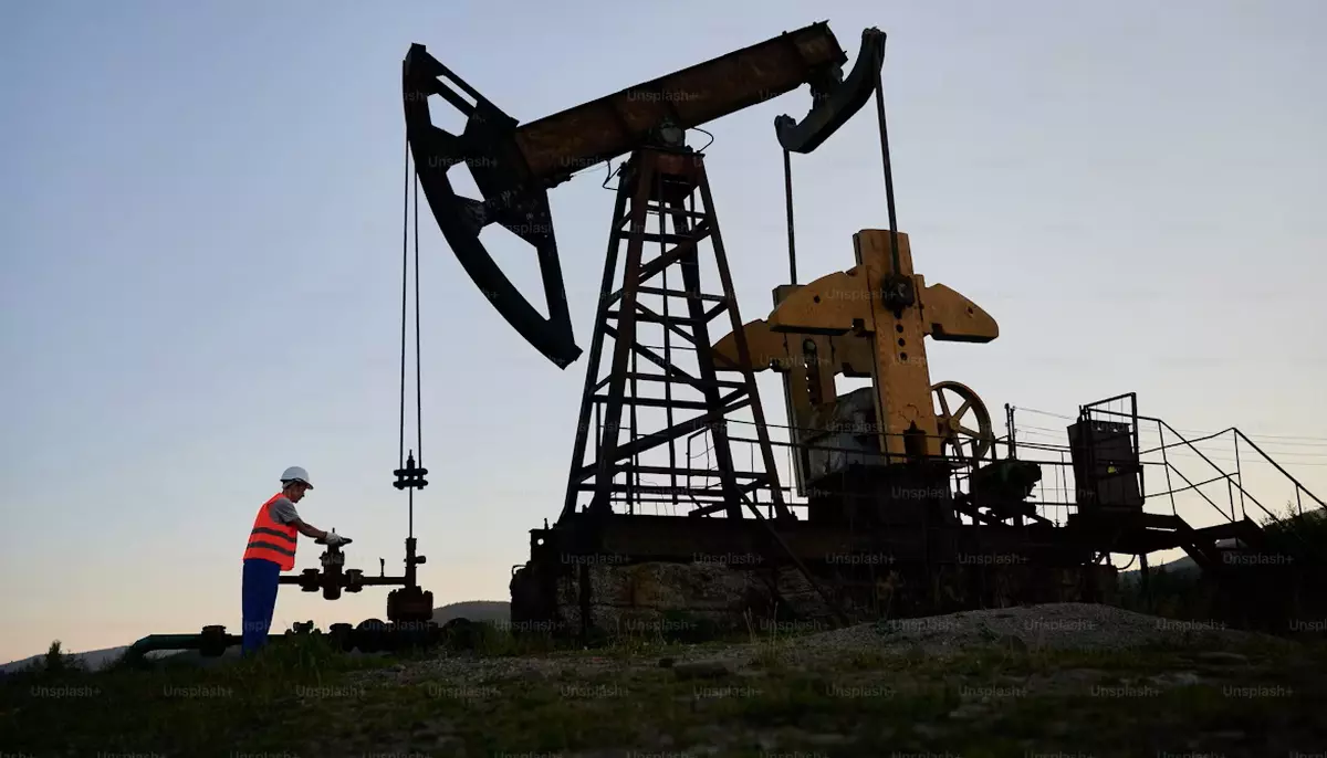 Petrolul scade cu 1,65% după noi speranțe de armistițiu în Iran. Brent rămâne însă peste 105 dolari