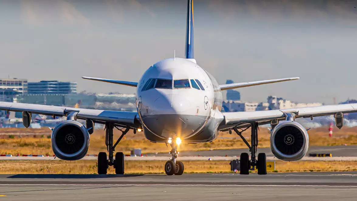 Biletele de avion resimt tot mai puternic presiunea combustibilului scump. Prețurile ar putea crește cu încă 10-15% în 2027