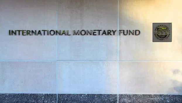FMI majorează prognoza de creștere, dar avertizează investitorii. Boomul AI concentrează tot mai mult economia globală