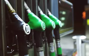 Benzina va rămâne scumpă chiar dacă petrolul se ieftinește. Rafinăriile nu pot acoperi rapid deficitul de carburanți