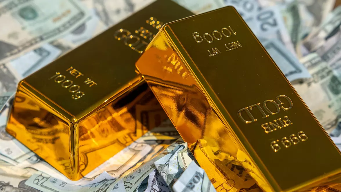 Aurul scade după ce Brent trece de 100 de dolari. Piețele văd 81% șanse pentru o majorare Fed în septembrie