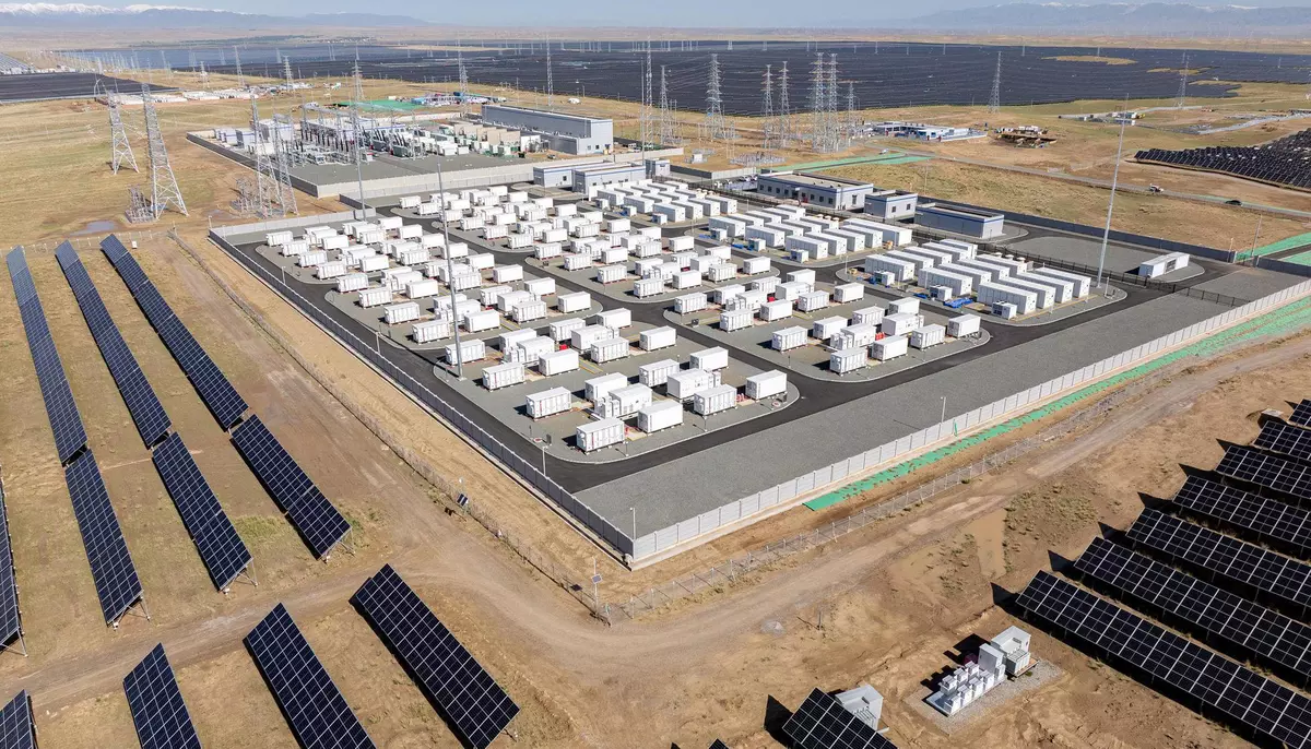 China controlează 90% din piața globală a bateriilor pentru stocarea energiei. Dependența Statelor Unite de furnizorii asiatici provoacă îngrijorări la Washington