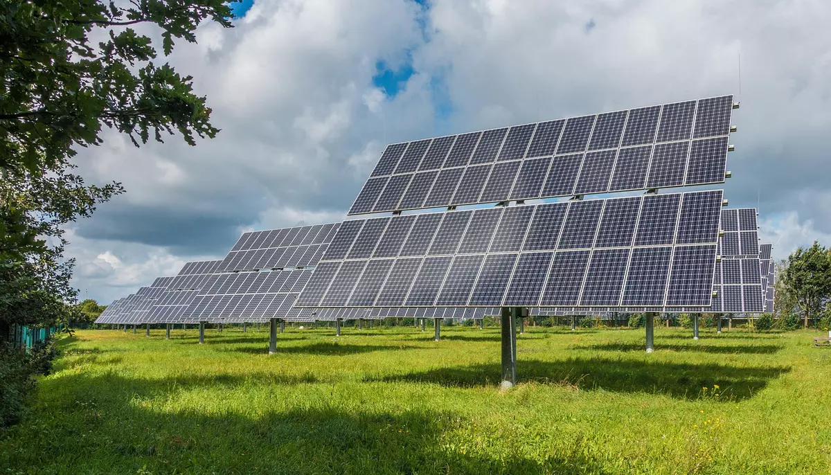 Comisia Europeană dă derogare. Guvernele statelor membre pot lua bani de la apărare pentru energia verde