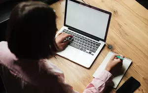 Angajatorii caută tot mai multe competențe digitale la tinerii aflați la început de carieră. Care sunt cele mai căutate aptitudini în 2026