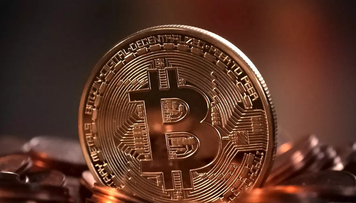 Bitcoin trece de 65.000 de dolari. Ether urcă 3% spre 1.950 de dolari