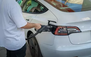 Mașinile electrice ieftine împing Europa la un record. Vânzările au crescut cu 45% în opt luni