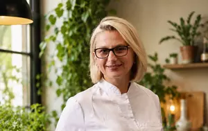 La 14 ani intra în radio, apoi a gătit pentru miliardari. Ioana Bogdan a construit Ritual dintr-un singur produs