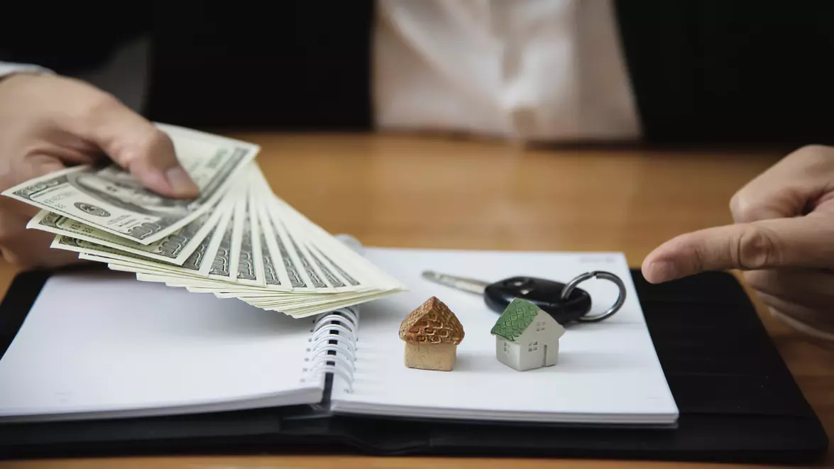 Ce înseamnă refinanțarea unui credit și când merită făcută. Ghid complet despre costuri, avantaje și riscuri
