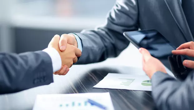 Creditarea crește cu 5,8%, dar firmele rămân în urmă. Economia încă se împrumută mai mult pentru consum decât pentru investiții