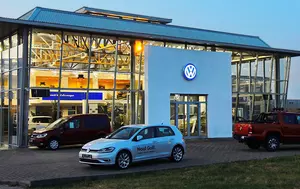 Constructorii auto cer regula „70-70” pentru mașinile europene. Volkswagen, Stellantis și Renault vor protecție industrială simplă
