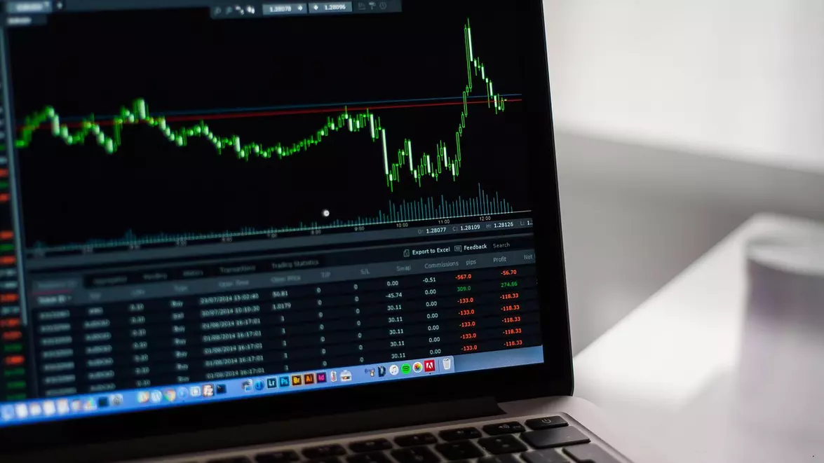 Românii economisesc, dar investesc puțin. Suntem pe ultimul loc în UE la plasamente pe bursă, dar avem peste 422 de miliarde de lei în conturile bancare