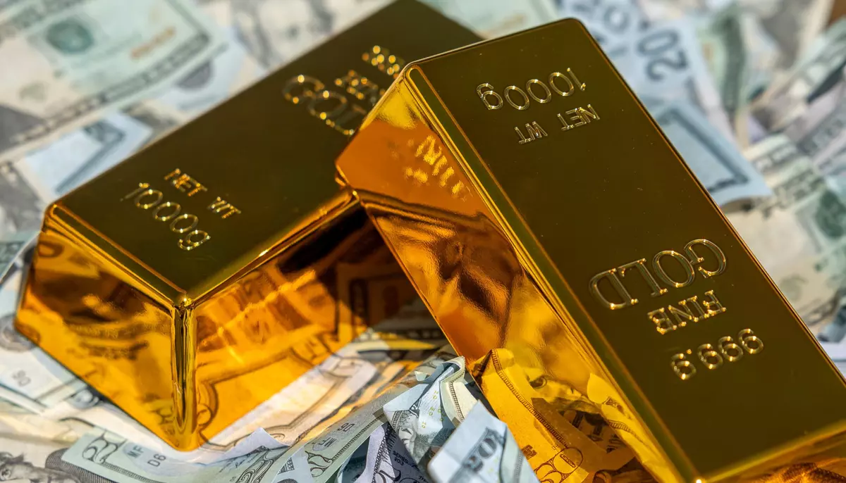 Aurul scade după ce Brent trece de 100 de dolari. Piețele văd 81% șanse pentru o majorare Fed în septembrie