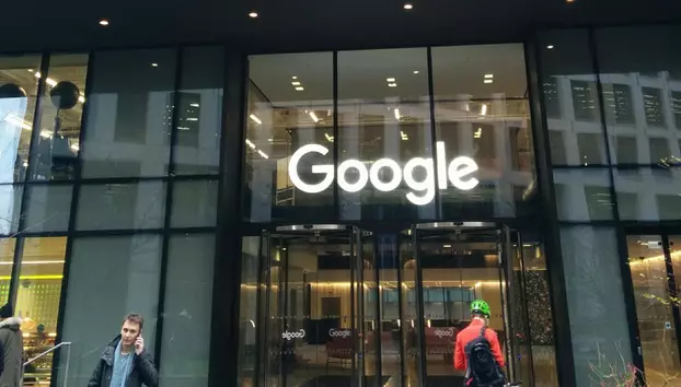 Acțiunile Alphabet au scăzut cu 15%. Investitorii se tem că Google își pierde avantajul în cursa inteligenței artificiale