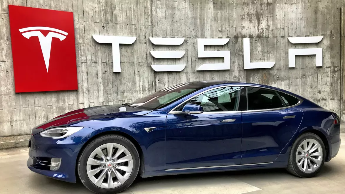 Înmatriculările de mașini electrice au crescut cu 93% în România. Tesla și BYD au dominat topul din martie