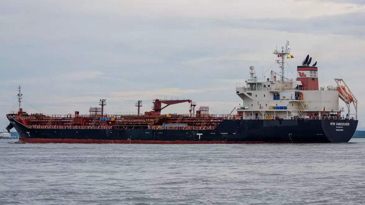 Petrolul rămâne peste 100 de dolari, deși exporturile cresc. Atacurile din Golf țin piața în tensiune