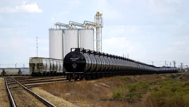 Scăderea prețului petrolului reaprinde temerile privind un excedent global. China are rolul principal în reechilibrarea pieței