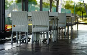 Serviciile destinate populației au coborât cu 9% în primele luni din an. Hotelurile și restaurantele au pierdut 11,6%