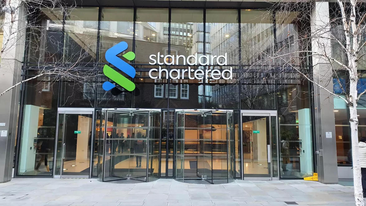 Banca britanică Standard Chartered mizează pe fonduri speculative în serviciile de administrare a averilor. Volatilitatea schimbă strategiile din sistemul financiar global 