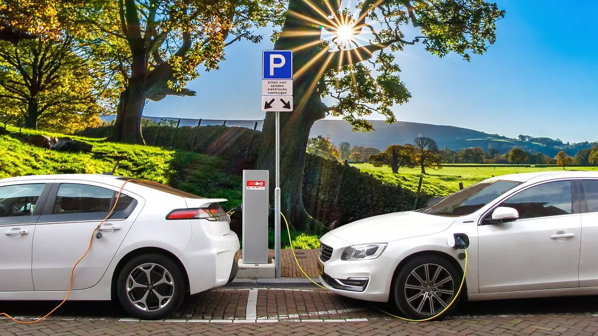 Mașină electrică, hibridă sau pe benzină? Trei modele cu prețuri similare au parcurs peste 1.100 de kilometri