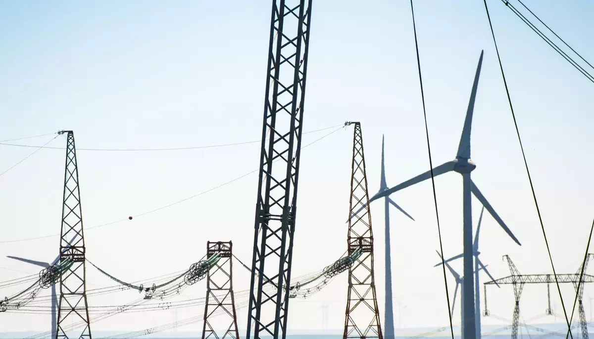 România plătește costul dependenței energetice. Prețul electricității s-a triplat, iar tranziția verde reduce unele riscuri, dar creează altele