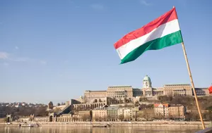 Fitch estimează că Ungaria ar putea îndeplini criteriile pentru adoptarea euro până în 2030. Reducerea deficitului bugetar reprezintă principala provocare 
