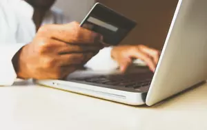 Comerțul electronic crește cu doar 4% în prima jumătate din 2026. Electronicele și Pharma susțin avansul pieței