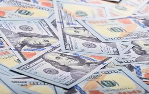 Dolarul se apropie de maximul ultimelor 18 luni. Fed lasă ușa deschisă pentru o nouă majorare, iar euro slăbește