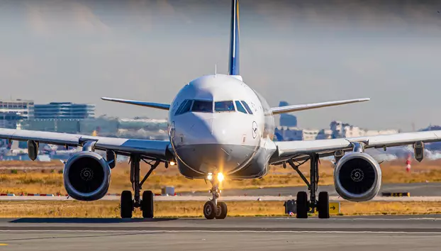 Biletele de avion resimt tot mai puternic presiunea combustibilului scump. Prețurile ar putea crește cu încă 10-15% în 2027