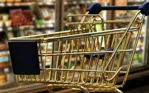 Discounterii au trecut de 30% din piață. Inflația îi întoarce pe români de la portbagaj la sacoșă