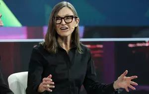 Renumita investitoare Cathie Wood vinde din SpaceX după raliu și mută capital spre apărare. Ce putem înțelege din această mutare-șoc