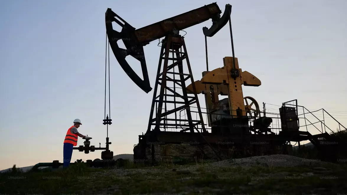 Petrolul scade cu 1,65% după noi speranțe de armistițiu în Iran. Brent rămâne însă peste 105 dolari