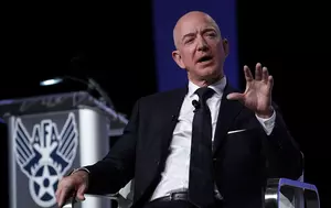 Jeff Bezos propune ca americanii cu salariii mici să nu plătească impozit pe venit. Ideea reaprinde dezbaterea fiscală din SUA