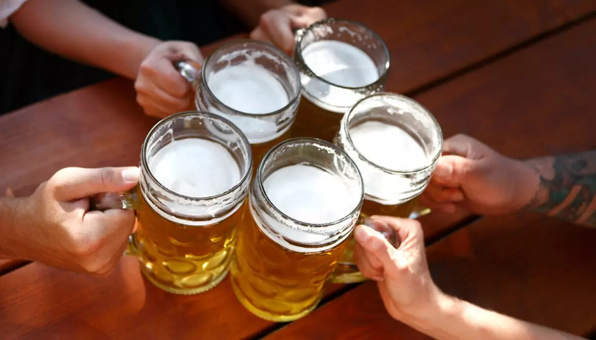 Index beer îți spune cât de bine ești plătit. Cât trebuie să muncească un român pentru o bere