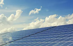 Analiză AEI: Panourile solare au asigurat 70% din consumul de energie electrică al României. De ce nu au scăzut prețurile
