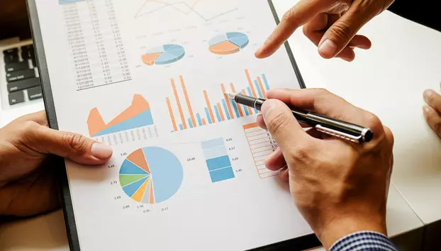 Deficitul de cont curent al României s-a redus în primele cinci luni. Investițiile străine au continuat însă să scadă