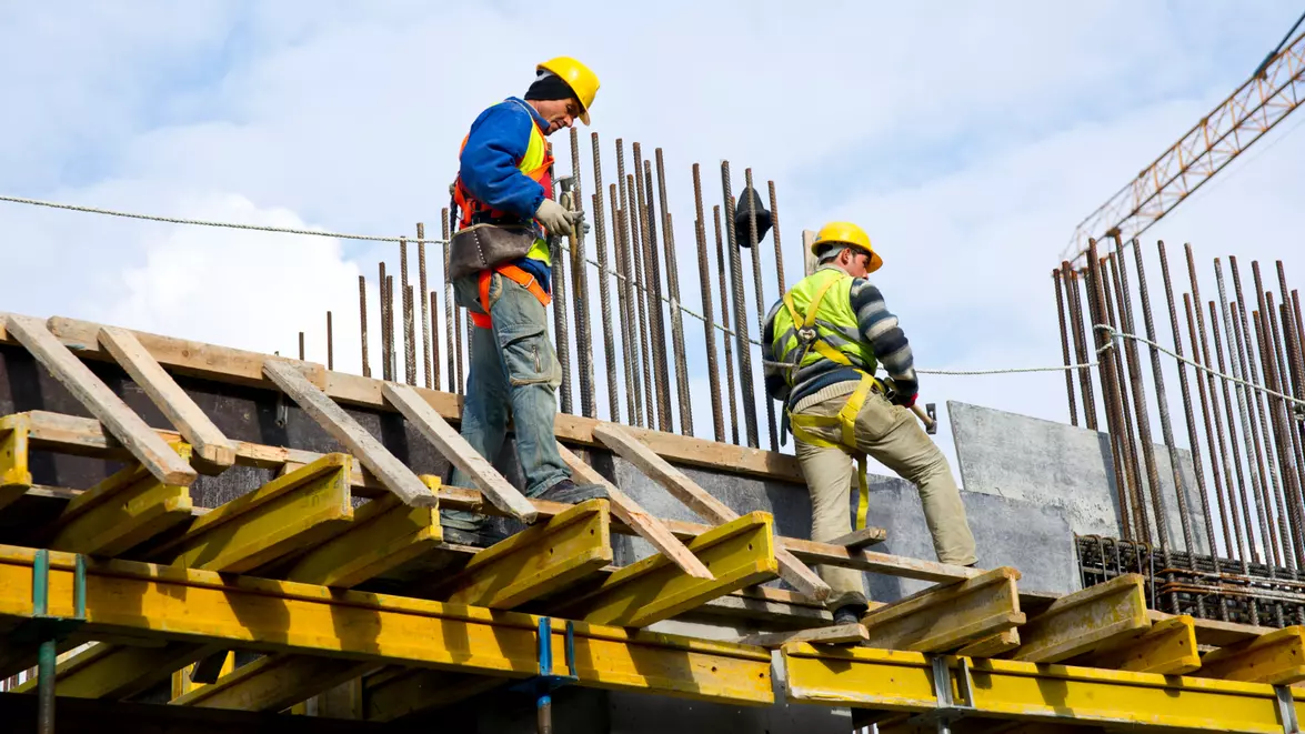 Sectorul construcțiilor continuă să crească. Locuințele noi au crescut cu peste 24%, dar materialele s-au scumpit