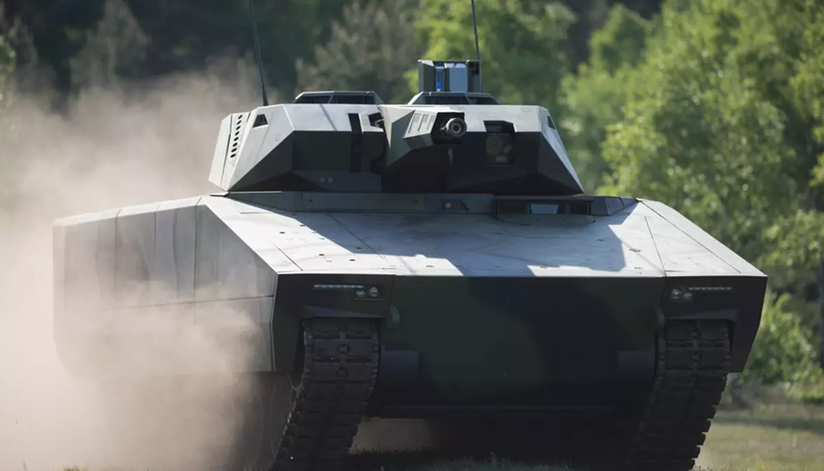 România semnează contracte SAFE de aproape 5,7 miliarde de euro. Armata cumpără blindate, sisteme anti-dronă, nave și muniție