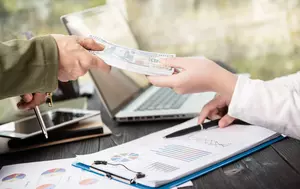 De ce salariile diferă între domenii. Productivitatea, competențele și puterea de negociere stabilesc cât este plătită munca