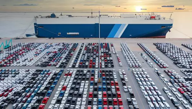 Trump ridică la 25% taxele pentru mașinile din UE. Bruxelles-ul intră într-un nou test pentru industria auto